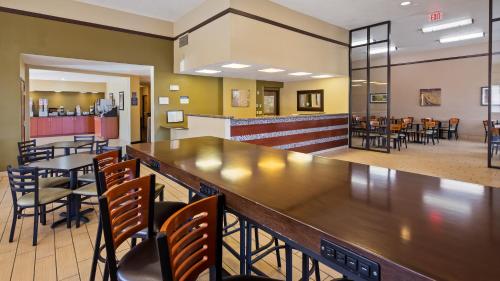 a bar in a restaurant with tables and chairs at Best Western Ambassador Inn & Suites in Wisconsin Dells