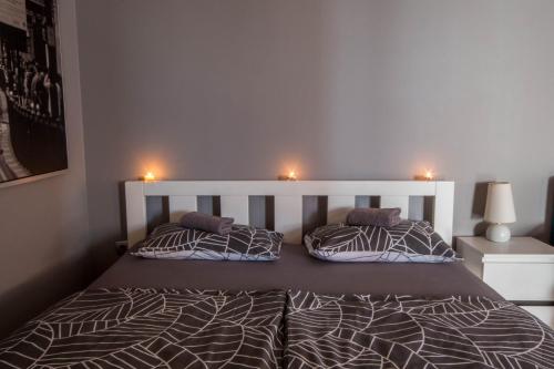 een slaapkamer met een groot bed met 2 kussens bij Apartment Barnjak - Novi Zagreb in Zagreb