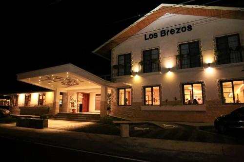 un bâtiment éclairé la nuit avec des lumières dans l'établissement Los Brezos Hotel Boutique, à Volcán