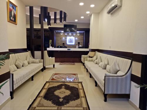 Gateway Salalah Apartments في صلالة: لوبي فيه كنب ومكتب في مخزن