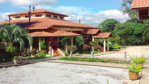 a large house with a driveway in front of it at Hotel Fazenda Itáytyba in Tibagi