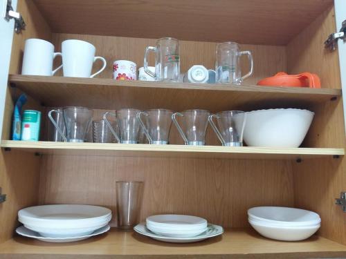 un estante lleno de platos, tazas y platos en Apartamento Félix De La Fuente, en Torrevieja