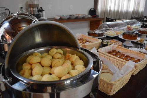 a pot full of food sitting on top of a counter at Pousada Terê Parque in Teresópolis