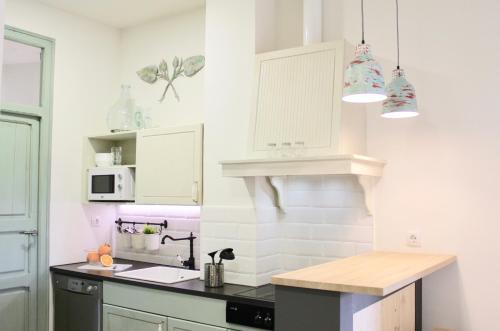 cocina con paredes blancas y encimera negra en Apartamento Con Vistas Espectaculares, en Valencia