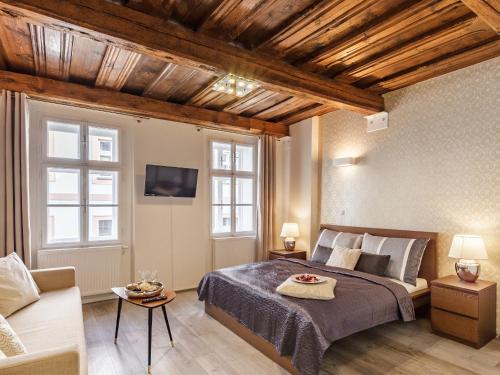 Postel nebo postele na pokoji v ubytování Downtown Royal Apartments
