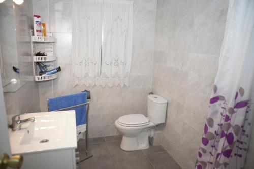 El Apartamento de María في لوغو: حمام صغير مع مرحاض ومغسلة