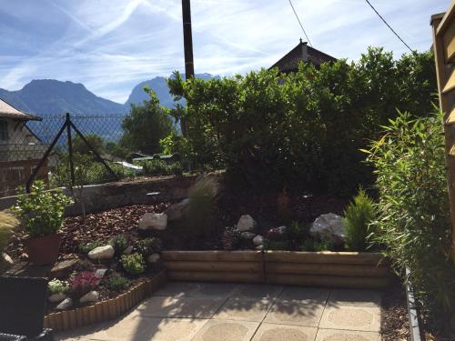 a garden with a view of the mountains at Maison de charme " Les Cyclamens" in Saint-Jorioz
