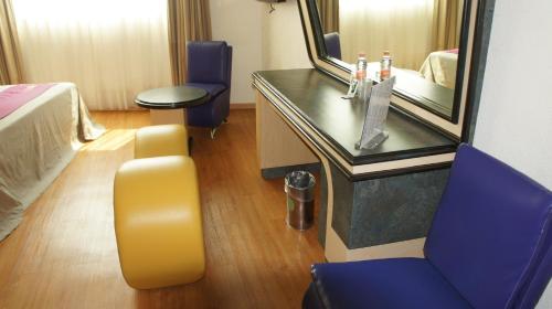 Cette chambre comprend une coiffeuse et un miroir. dans l'établissement Motel Caban, à Xochimilco