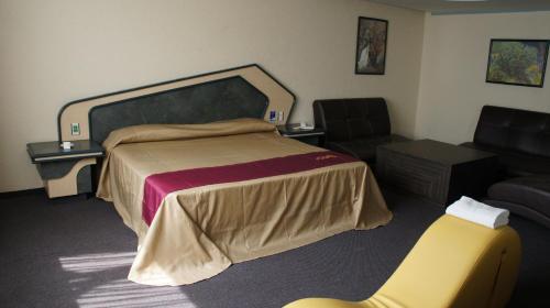 a hotel room with a bed and a couch at Motel Caban in Xochimilco