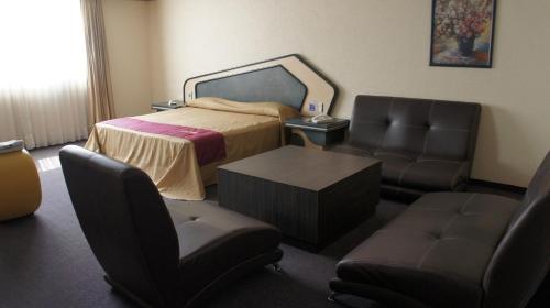 a hospital room with a bed and a chair at Motel Caban in Xochimilco
