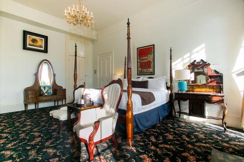 Lafitte Hotel & Bar Image