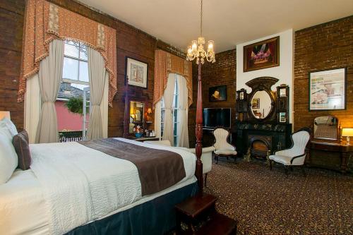 Lafitte Hotel & Bar Image