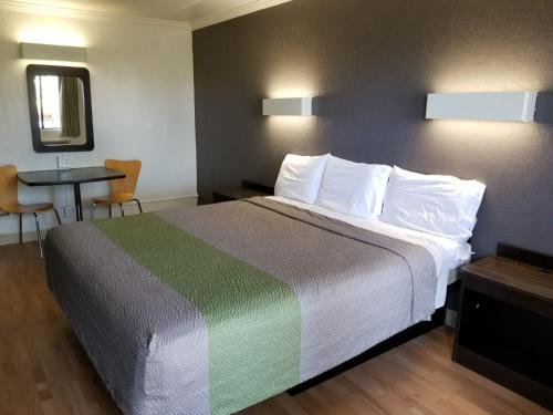 una habitación de hotel con una cama grande y una mesa en The Inn at Market Square, en San Antonio