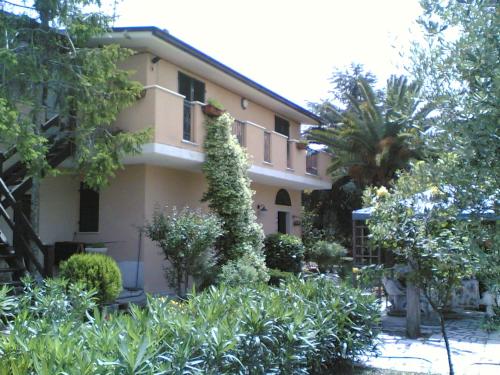 a building with a lot of plants in front of it at Bed&Breakfast Giardino Agritourist in Controguerra