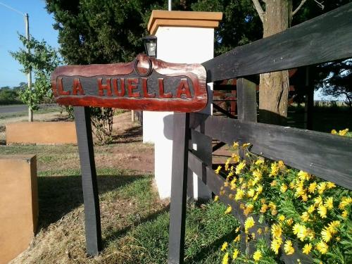a sign that says la hudula on a fence at Casa De Campo La Huella in San Andrés de Giles