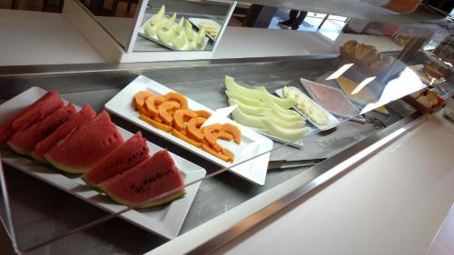 eine Vitrine mit verschiedenen Obst- und Käsesorten in der Unterkunft Hotel Piramide St. Antonio de Jesus in Santo Antônio de Jesus
