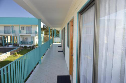 a corridor of a house with a balcony at Marina Pichilemu in Pichilemu
