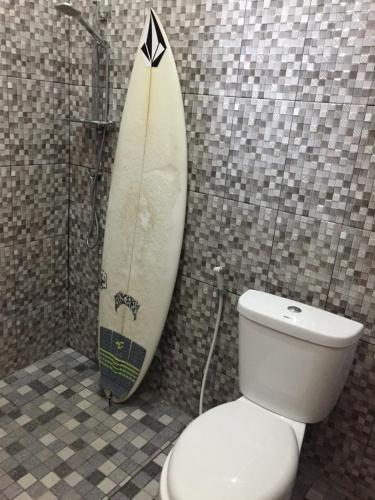 Koupelna v ubytování Medewi Secret SurfCamp