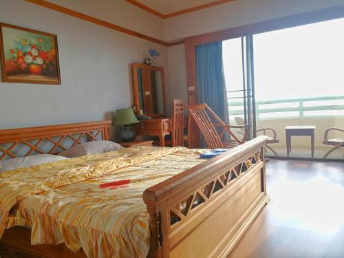 1 dormitorio con 1 cama grande y balcón en VIP condo rayong Thai style en Ban Phe
