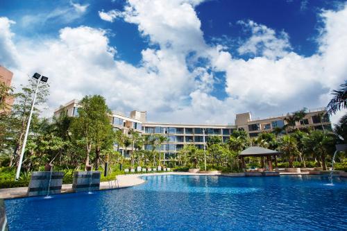 uma piscina em frente a um resort em Grand Skylight International Hotel Shenzhen Guanlan Avenue em Bao'an