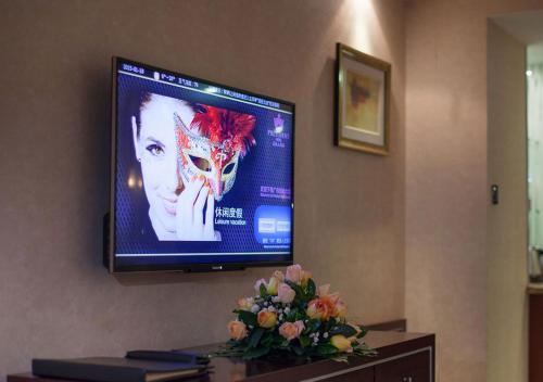 Una televisión o centro de entretenimiento en President Hotel