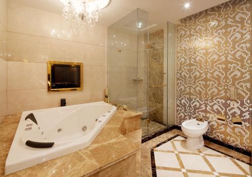 Ένα μπάνιο στο President Hotel