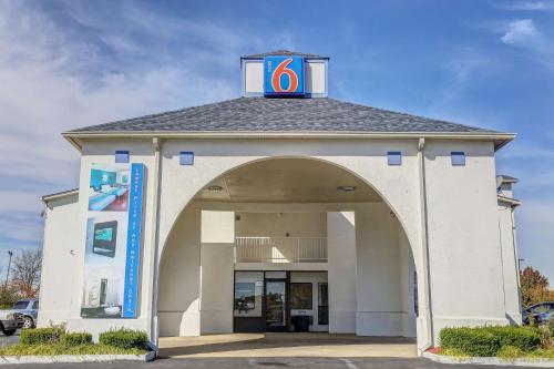 a building with a sign on top of it at Motel 6-Dickson, TN in Dickson