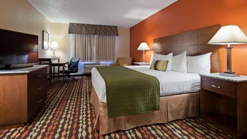 a hotel room with a bed and a television at Best Western Ambassador Inn & Suites in Wisconsin Dells