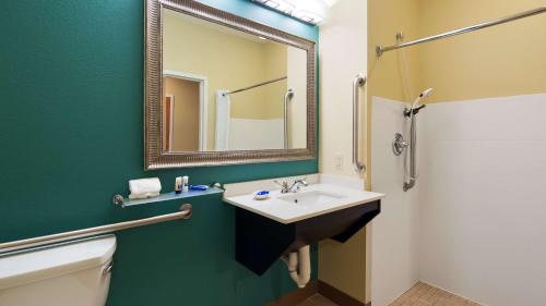 La salle de bains est pourvue d'un lavabo et d'un miroir. dans l'établissement Best Western Plus Harrisburg Mechanicsburg, à Enola