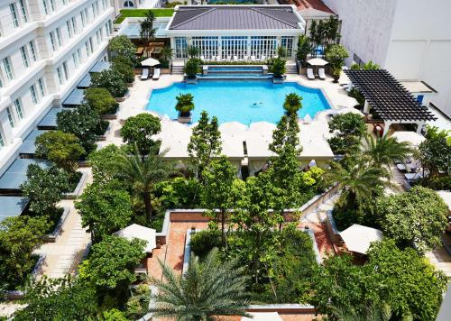 een luchtzicht op een hotel met een zwembad bij Park Hyatt Saigon in Ho Chi Minh-stad