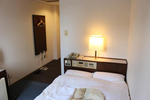 A bed or beds in a room at Hotel Higashihiroshima Hills Saijo