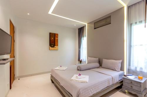Katil atau katil-katil dalam bilik di Karon Beach Pool Villa - Sha Extra Plus