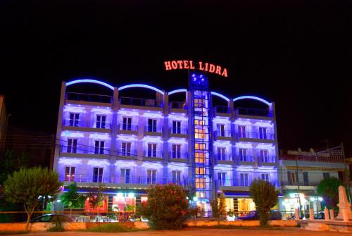 ein Gebäude mit blauen Lichtern an der Seite in der Unterkunft Lidra Hotel in Aridea