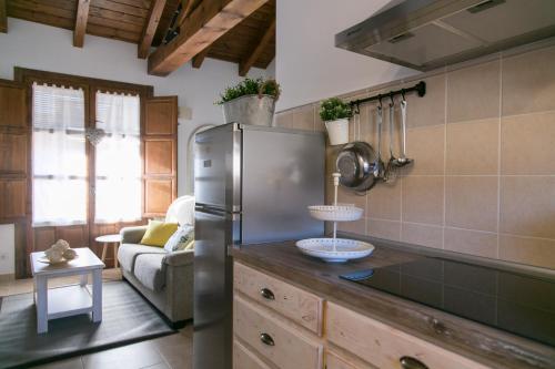eine Küche mit einem Kühlschrank aus Edelstahl in einem Zimmer in der Unterkunft La Posada de Ajamil in Ajamil