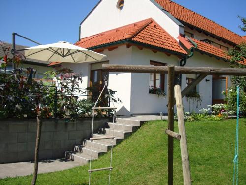イルミッツにあるGästehaus Strommerの階段と傘のある白い家