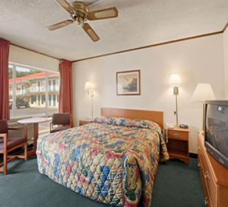 Ένα ή περισσότερα κρεβάτια σε δωμάτιο στο Days Inn by Wyndham South Fort Worth