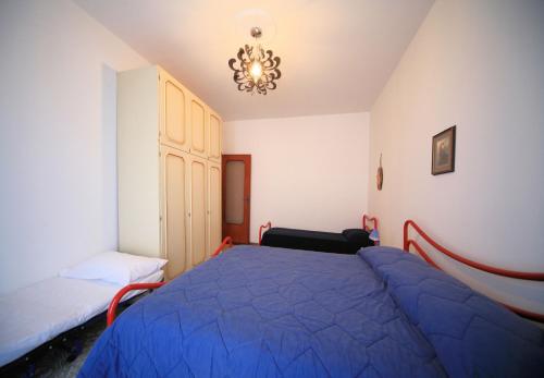 ボルゲット・サント・スピーリトにあるNonsolomareのベッドルーム(青いベッド1台、シャンデリア付)
