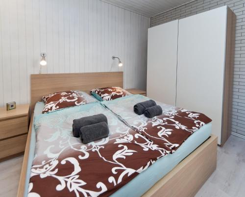 ein Schlafzimmer mit einem Bett mit zwei Kissen darauf in der Unterkunft Ferienwohnung Yvonne in Oberhausen