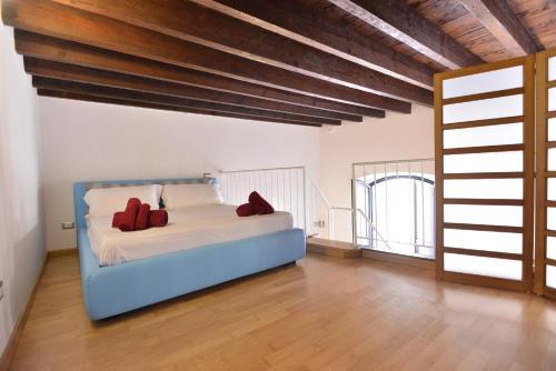 Un dormitorio con una cama con almohadas rojas. en IzzHome Full Center Grand, en Cagliari