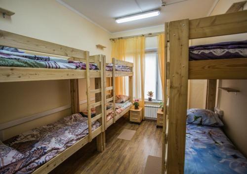 
Двухъярусная кровать или двухъярусные кровати в номере Хостел Олимп
