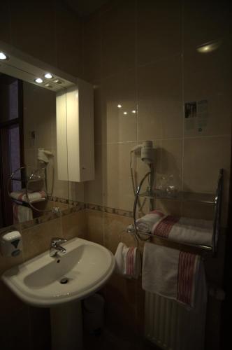 Bilik mandi di Hotel Đakovo