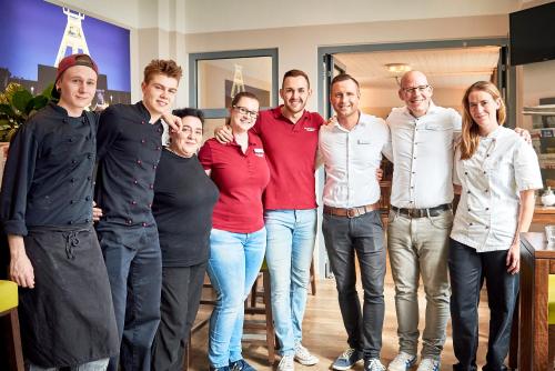 a group of people posing for a picture at DJH-Gästehaus Bermuda3Eck in Bochum