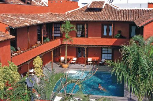 una casa con una piscina di fronte di Hotel San Roque a Garachico