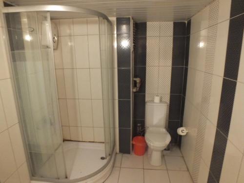 アンタルヤにあるUyar Palaceの小さなバスルーム(シャワー、トイレ付)