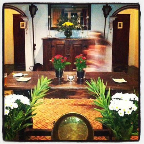 a room with a table with flowers on it at Monte dos Aroeirais in Fronteira