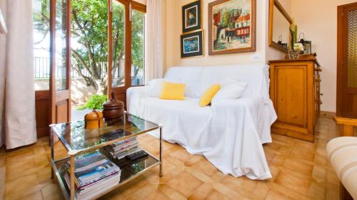 - un salon avec un canapé blanc et une table en verre dans l'établissement Casa CORA Alcudia, à Port d'Alcúdia