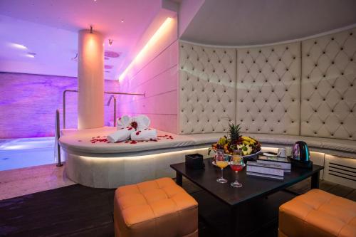 Pokój z wanną i stołem z 2 krzesłami w obiekcie Trilussa Palace Hotel Congress & Spa w Rzymie
