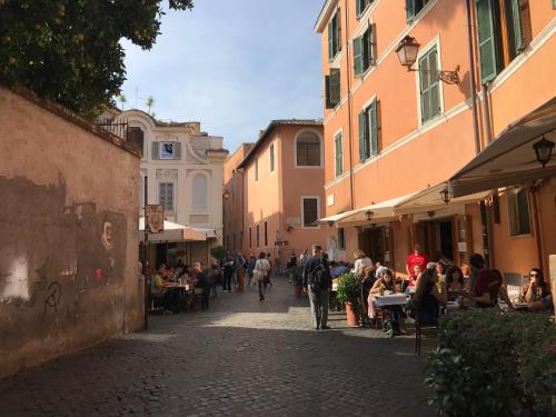 ローマにあるTrastevere Romanticの建物を歩く人々