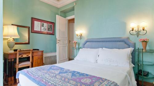 מיטה או מיטות בחדר ב-Rental in Rome - Fontana Di Trevi Penthouse