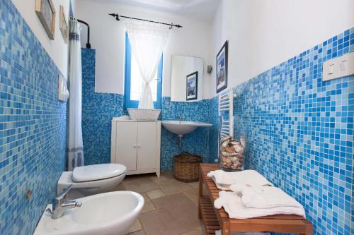 Kupatilo u objektu La Fuggiola by BarbarHouse